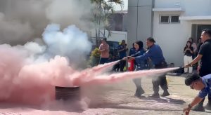 Simulasi cara pemadaman api yang dipraktikkan oleh Damkar Nunukan kepada staf BRI Cabang Nunukan